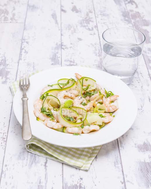 Prawns with courgette strips — Stock Photo