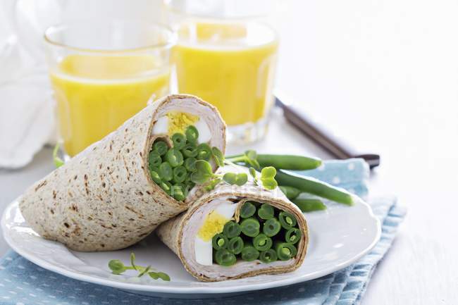 Wholemeal wraps with egg — Stock Photo