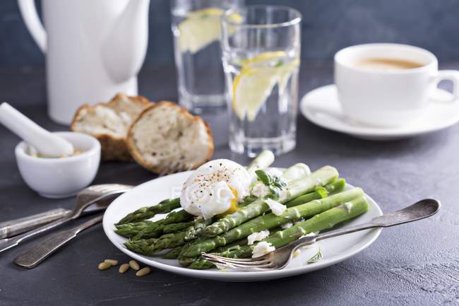 Poached asparagus with cheese — Stock Photo
