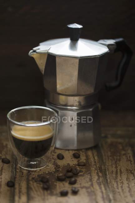Caffettiera e bicchiere di caffè espresso — Foto stock