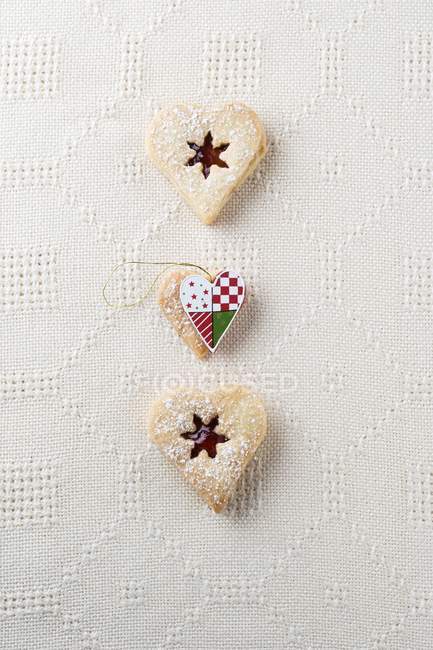 Closeup top view of vanilla hearts with jam and icing sugar — Stock Photo