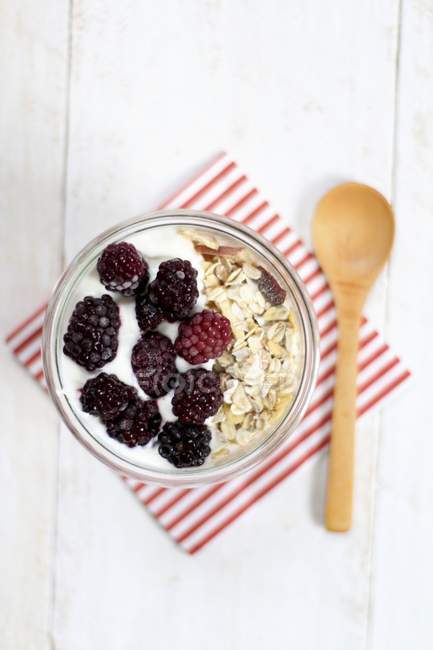 Oat muesli with blackberries and cream — Stock Photo