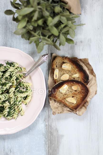 Nudeln mit Spinat auf Teller — Stockfoto