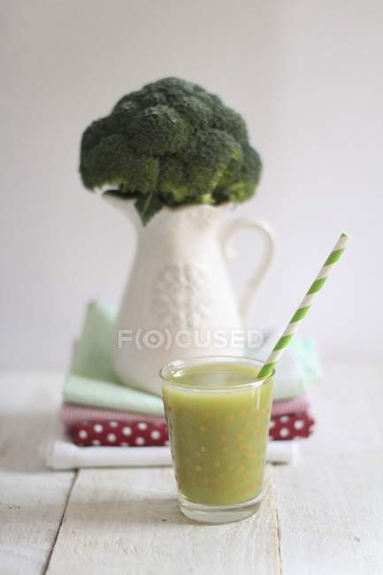Green smoothie and broccoli — Stock Photo