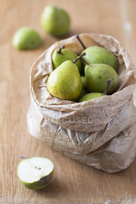 Спелые груши в бумажном пакете — стоковое фото