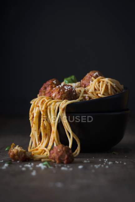 Massa de espaguete com molho de tomate e almôndegas — Fotografia de Stock