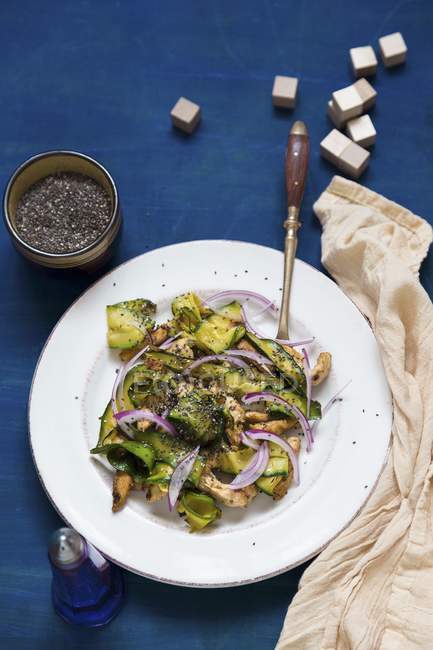 Salada de legumes com abobrinha e frango — Fotografia de Stock