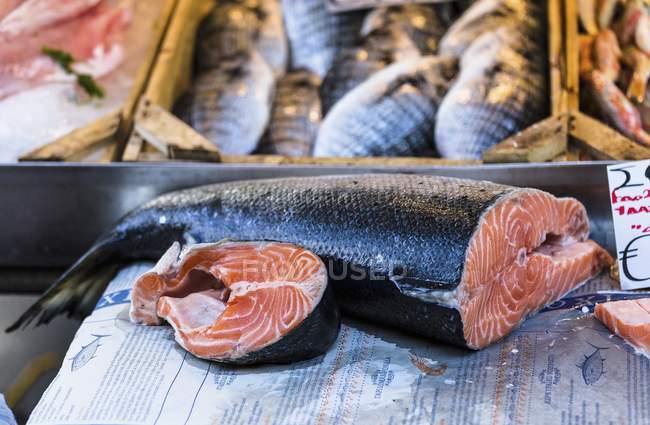 Свежий сырой сырой лосось — стоковое фото