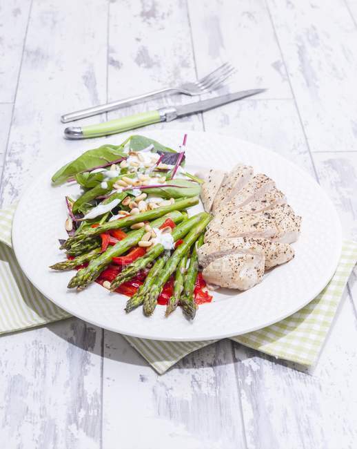 Chicken and asparagus salad with peppers — Stock Photo