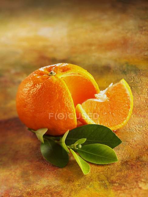 Mandarin mûr avec tranche — Photo de stock