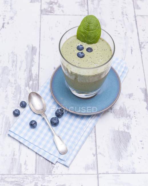 Melon shake with spinach and blueberries — Stock Photo