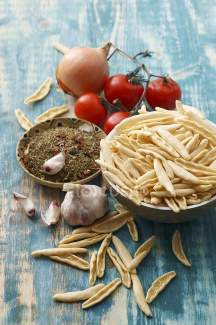 Pasta Capunti con ingredienti per il sugo puttanesca — Foto stock