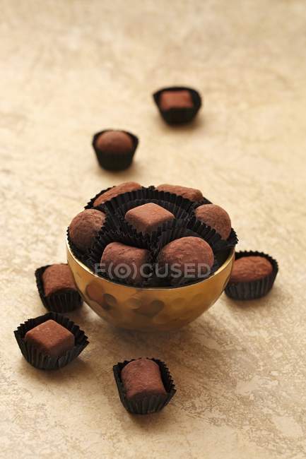 Trufas de chocolate na tigela — Fotografia de Stock