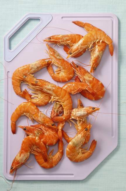 Cooked prawns on chopping board — Stock Photo