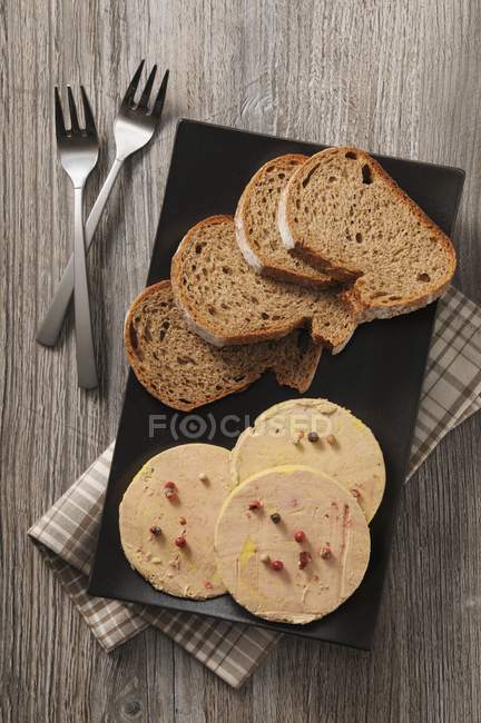 Rebanadas de pan en el plato - foto de stock