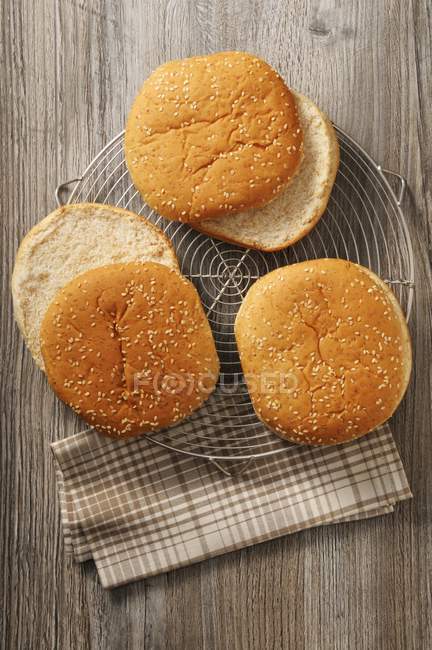 Tres bollos de hamburguesa - foto de stock