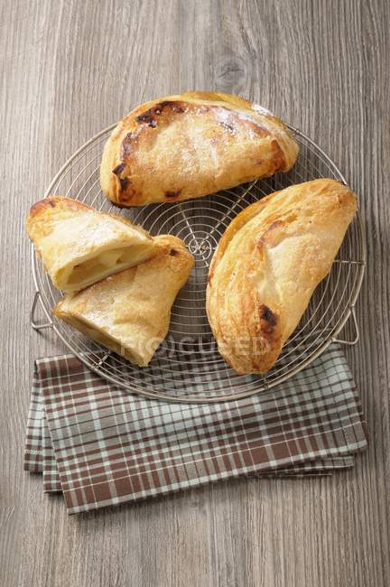 Elevated view of apple turnovers on wire rack — Stock Photo
