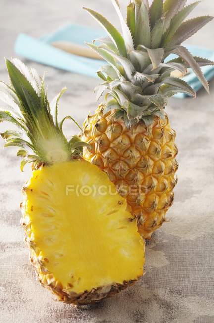 Свежий ананас и половина — стоковое фото