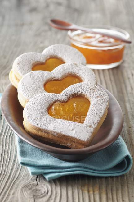 Heartshaped biscuits with jam — Stock Photo