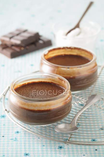 Crema al cioccolato in ciotole di vetro — Foto stock