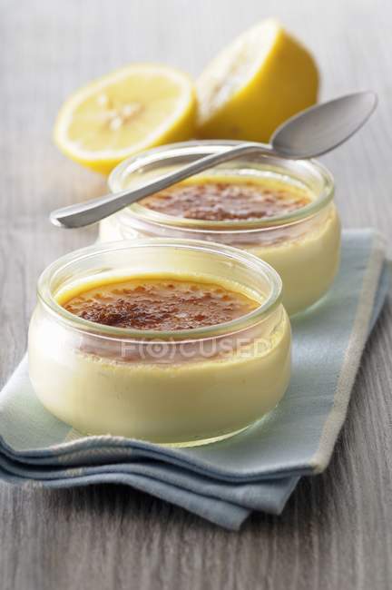 Closeup view of Creme brulee with lemon — Stock Photo