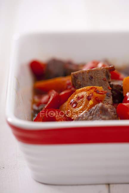 Vue rapprochée du bœuf aux poivrons et aux flocons de piment dans un plat allant au four — Photo de stock