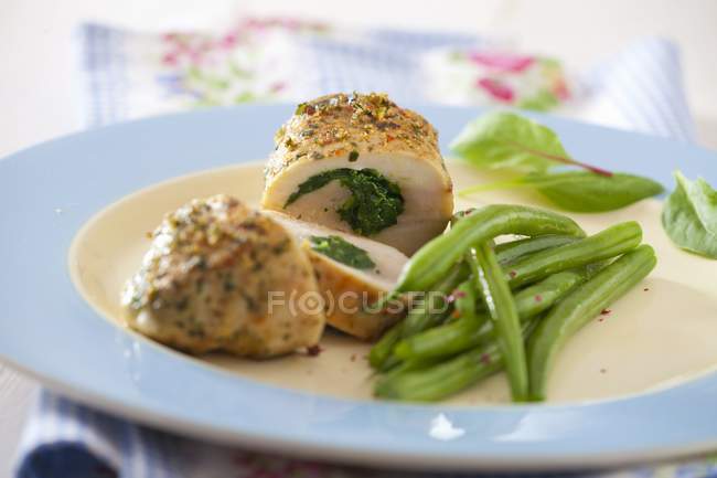 Petti di pollo con spinaci — Foto stock