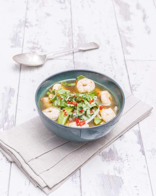 Крупним планом вид креветкового супу з коріандрою — стокове фото