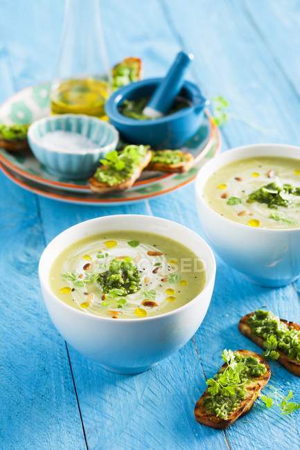 Zucchini-Suppe mit Kerbelpesto — Stockfoto