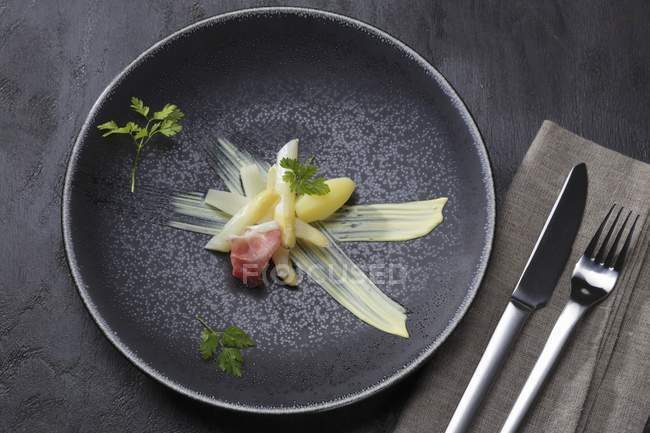 Asparagi con patate e prosciutto — Foto stock