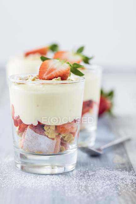 Gläser Erdbeer-Tiramisu — Stockfoto
