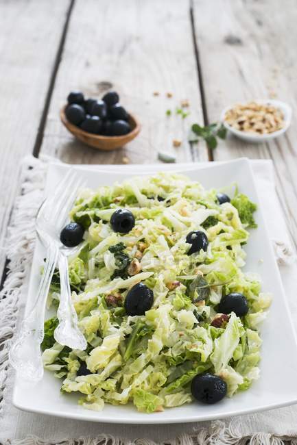 Cabbage salad with black olives and hazelnuts — Stock Photo