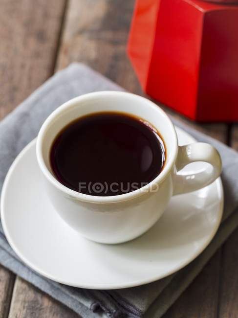 Красный руибос эспрессо в белой чашке — стоковое фото