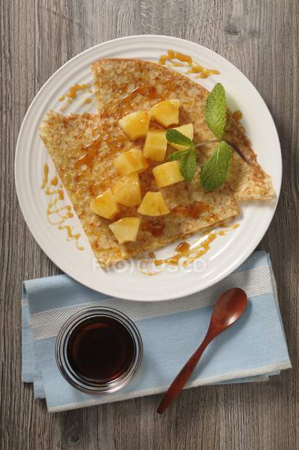 Crpes with pineapple and sauce — Stock Photo