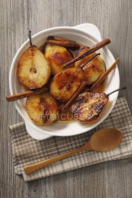 Karamellisierte Birnen mit Zimtstangen — Stockfoto