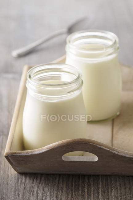 Due bicchieri di yogurt — Foto stock