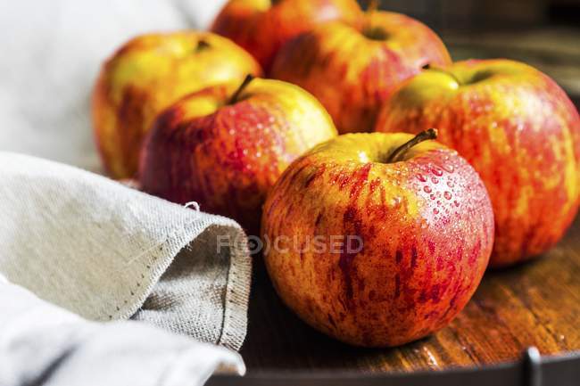 Свежие яблоки с тканью — стоковое фото