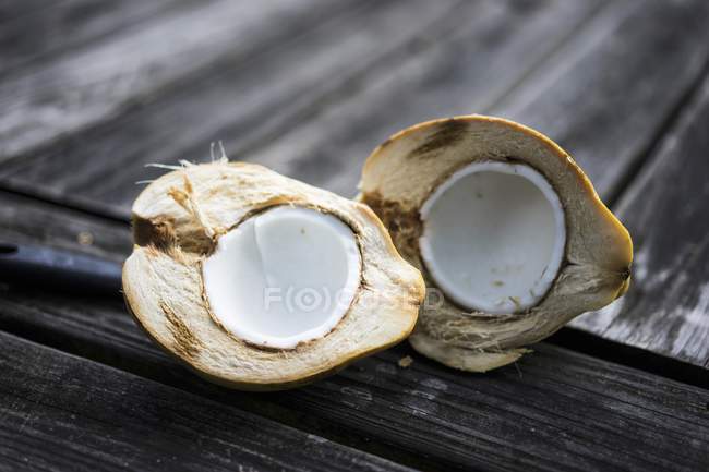 Noix de coco fraîche coupée en deux — Photo de stock