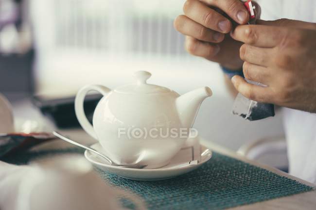 Weiße Teekanne in einem Restaurant — Stockfoto