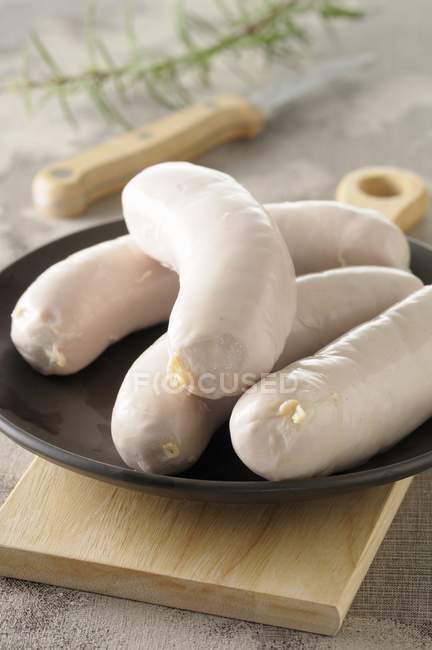 Білий сирих ковбас — стокове фото