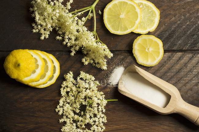 Крупный план бузины с сахаром и лимонами — стоковое фото