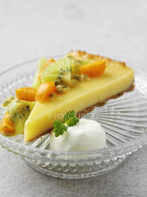 Lemon curd cake with exotic fruits — Stock Photo
