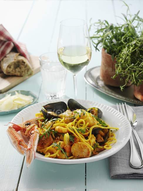 Spaghetti pasta with seafood and arugula — Stock Photo