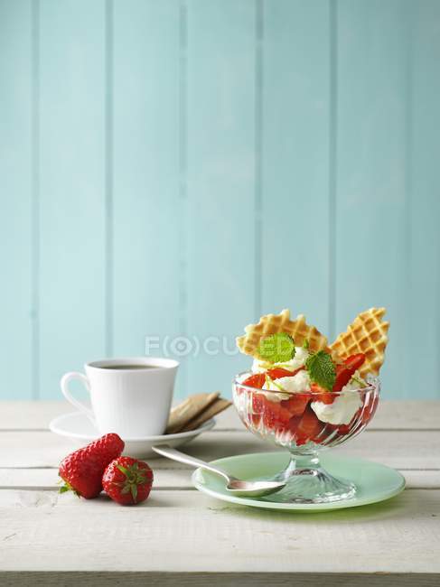Morangos com waffles e sorvete — Fotografia de Stock