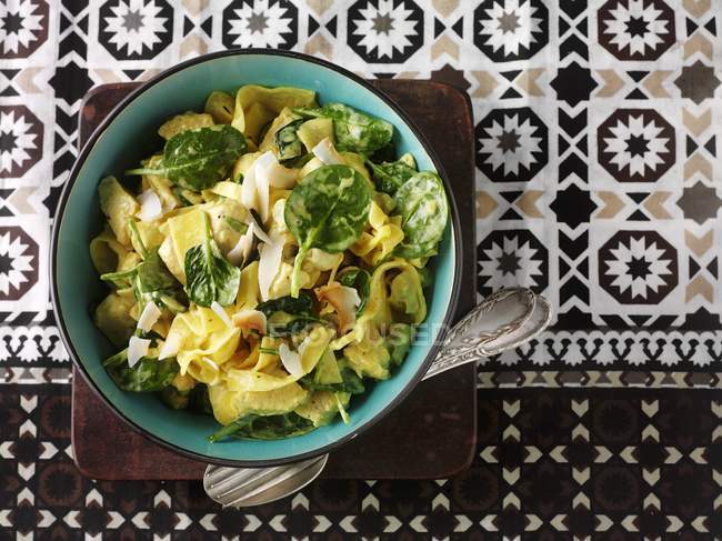 Tagliatelle pasta with spinach and cheese — Stock Photo