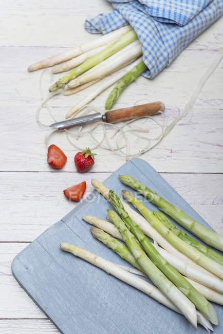 Green and white asparagus — Stock Photo