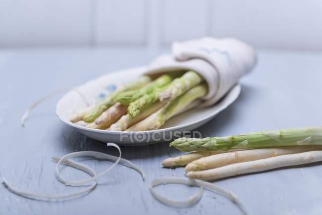 Espargos embrulhados em toalha de chá — Fotografia de Stock