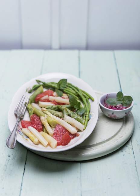 Asparagus salad with grapefruit — Stock Photo