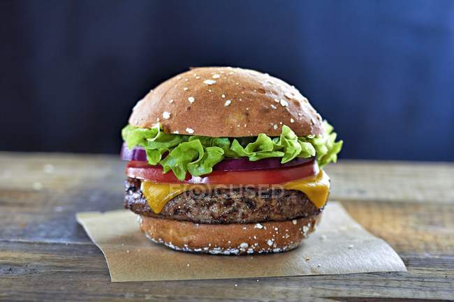 Cheeseburger aux tomates et laitue — Photo de stock