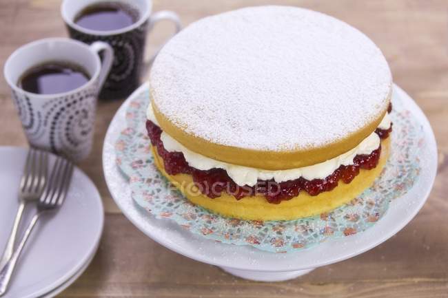 Gâteau avec crème et garniture de confiture — Photo de stock